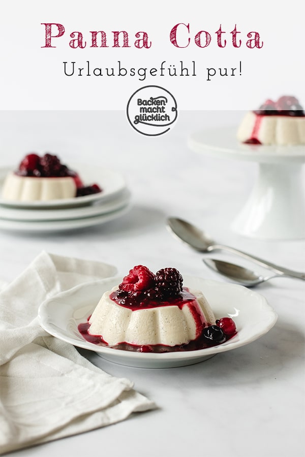 Panna Cotta mit Beerensoße, das traditionelle italienische Dessert, in einer vegetarischen Variante. Das Panna Cotta ohne Gelatine ist herrlich sahnig-fruchtig!