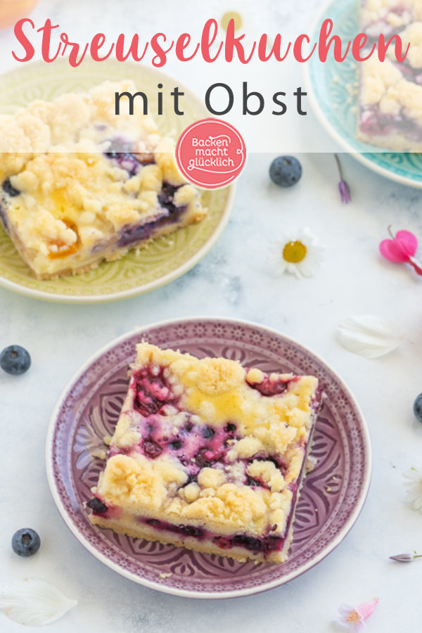 Mit dem saftigen Obst-Streusel-Kuchen vom Blech holt ihr euch einen echt k&ouml;stlichen Klassiker ins Haus! Allein, wenn ich schon wieder an die knusprigen Butter-Streusel denk l&auml;uft mir das Wasser im Mund zusammen. Dieser himmlische Blechkuchen mit Obst und Streuseln kommt einfach immer gut an! #streusel #streuselkuchen #obst #obstkuchen #blechkuchen #backenmachtgl&uuml;cklich