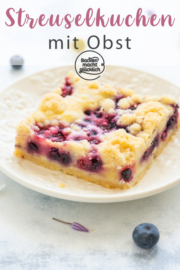 Mit dem saftigen Obst-Streusel-Kuchen vom Blech holt ihr euch einen echt k&ouml;stlichen Klassiker ins Haus! Allein, wenn ich schon wieder an die knusprigen Butter-Streusel denk l&auml;uft mir das Wasser im Mund zusammen. Dieser himmlische Blechkuchen mit Obst und Streuseln kommt einfach immer gut an! #streusel #streuselkuchen #obst #obstkuchen #blechkuchen #backenmachtgl&uuml;cklich