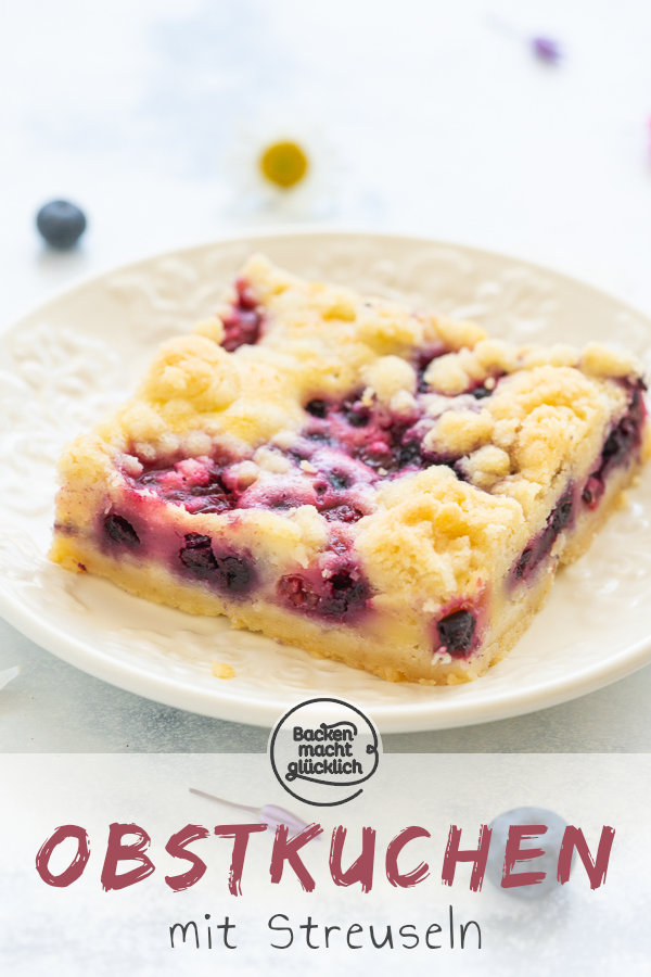 Mit dem saftigen Obst-Streusel-Kuchen vom Blech holt ihr euch einen echt k&ouml;stlichen Klassiker ins Haus! Allein, wenn ich schon wieder an die knusprigen Butter-Streusel denk l&auml;uft mir das Wasser im Mund zusammen. Dieser himmlische Blechkuchen mit Obst und Streuseln kommt einfach immer gut an! #streusel #streuselkuchen #obst #obstkuchen #blechkuchen #backenmachtgl&uuml;cklich