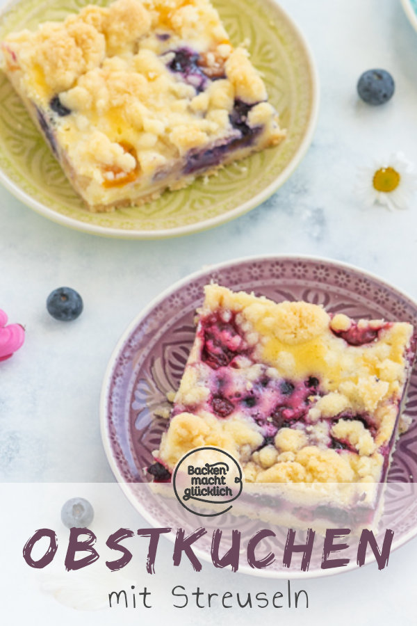 Mit dem saftigen Obst-Streusel-Kuchen vom Blech holt ihr euch einen echt k&ouml;stlichen Klassiker ins Haus! Allein, wenn ich schon wieder an die knusprigen Butter-Streusel denk l&auml;uft mir das Wasser im Mund zusammen. Dieser himmlische Blechkuchen mit Obst und Streuseln kommt einfach immer gut an! #streusel #streuselkuchen #obst #obstkuchen #blechkuchen #backenmachtgl&uuml;cklich