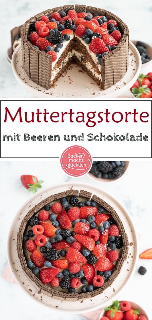 Diese Schoko-Beeren-Torte ist eine wunderbare Kombination aus saftigem Rührteigboden, sahniger Mascarpone-Füllung, fruchtigem Topping und knuspriger Waffeldeko. Die Muttertagstorte für Anfänger ist genau das richtige für alle, die ein bisschen Eindruck schinden wollen - obwohl sie keine Tortenprofis sind. #backenmachtglücklich #torte #muttertag #schokotorte