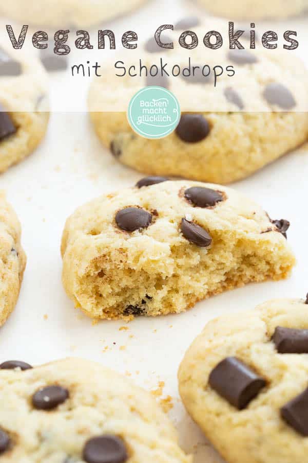 Die veganen Chocolate Chip Cookies sind nicht nur ein Traum für alle Veganer, sondern auch eine gesündere Alternative für alle anderen Cookie-Liebhaber. Der softe Keksteig wird dank dem einfachen Rezept für vegane Cookies ein Geschmackserlebnis zum Dahinschmelzen. #vegan #cookies #chocolatechipcookies #backenmachtglücklich