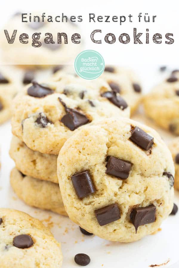Die veganen Chocolate Chip Cookies sind nicht nur ein Traum für alle Veganer, sondern auch eine gesündere Alternative für alle anderen Cookie-Liebhaber. Der softe Keksteig wird dank dem einfachen Rezept für vegane Cookies ein Geschmackserlebnis zum Dahinschmelzen. #vegan #cookies #chocolatechipcookies #backenmachtglücklich