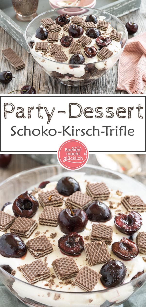 Köstliches Schichtdessert, ein tolles Dessert für Gartenpartys und Co: Dieses Trifle Rezept mit Kirschen und Schoko-Waffeln ist fix zubereitet und ein perfekter Nachtisch zum Mitbringen. #backenmachtglücklich #trifle #nachtisch #dessert