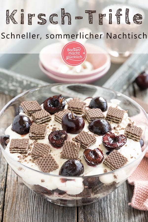 Köstliches Schichtdessert, ein tolles Dessert für Gartenpartys und Co: Dieses Trifle Rezept mit Kirschen und Schoko-Waffeln ist fix zubereitet und ein perfekter Nachtisch zum Mitbringen. #backenmachtglücklich #trifle #nachtisch #dessert