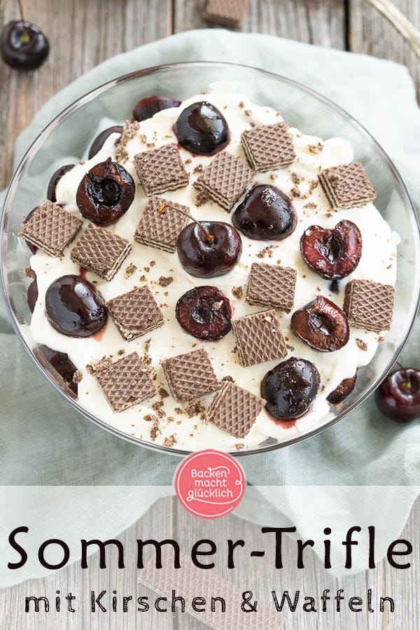 Köstliches Schichtdessert, ein tolles Dessert für Gartenpartys und Co: Dieses Trifle Rezept mit Kirschen und Schoko-Waffeln ist fix zubereitet und ein perfekter Nachtisch zum Mitbringen. #backenmachtglücklich #trifle #nachtisch #dessert