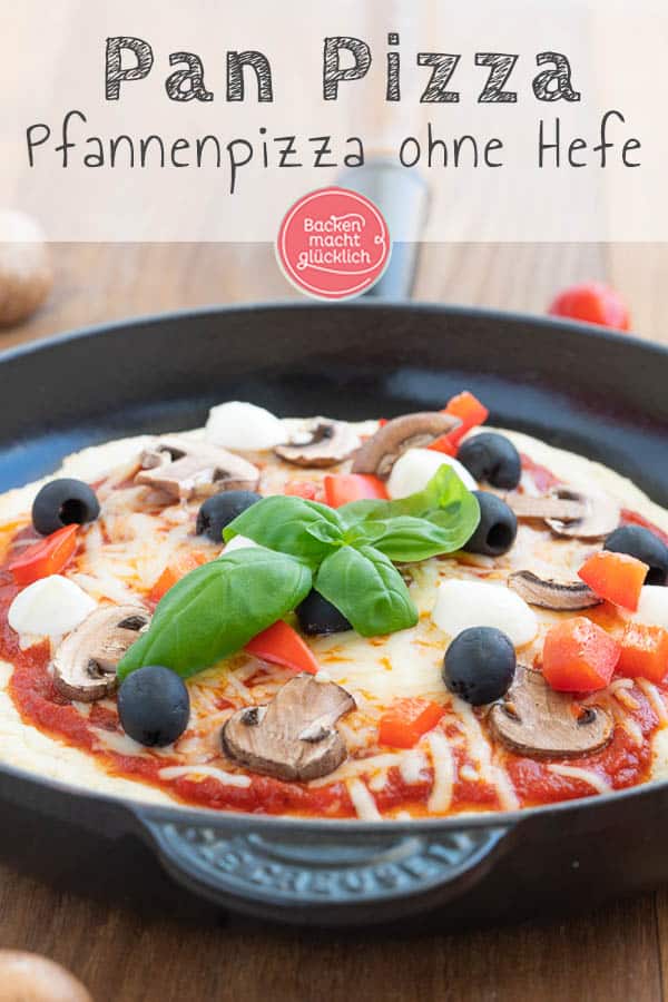 Mit diesem genialen Rezept für Pan Pizza ohne Hefe liegt ihr immer richtig: Ganz nach amerikanischem Vorbild hat diese Pizza aus der Pfanne einen super knusprigen Boden, aber ist in der Mitte total fluffig. Eine schnelle und einfach Alternative zu normaler Pizza! #panpizza #pizza #pfannenpizza #pikant #backenmachtglücklich