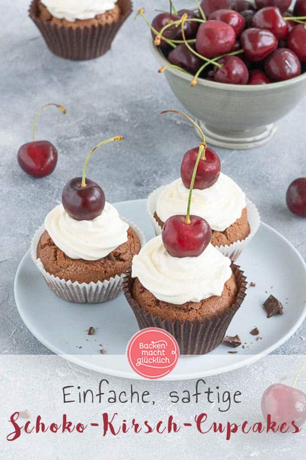 Diese leckeren Schoko-Kirsch-Cupcakes versüßen euch die Sommertage: Die Kombination aus saftigen Kirschen, fluffigem Schokomuffin und leichtem Frischkäse-Frosting ist der Hit! Das Rezept für die köstlichen Schwarzwälder-Kirsch-Cupcakes ist super einfach. #cupcakes #muffins #schoko #kirschcupcakes #schwarzwälderkirsch #backenmitkirschen #backenmachtglücklich
