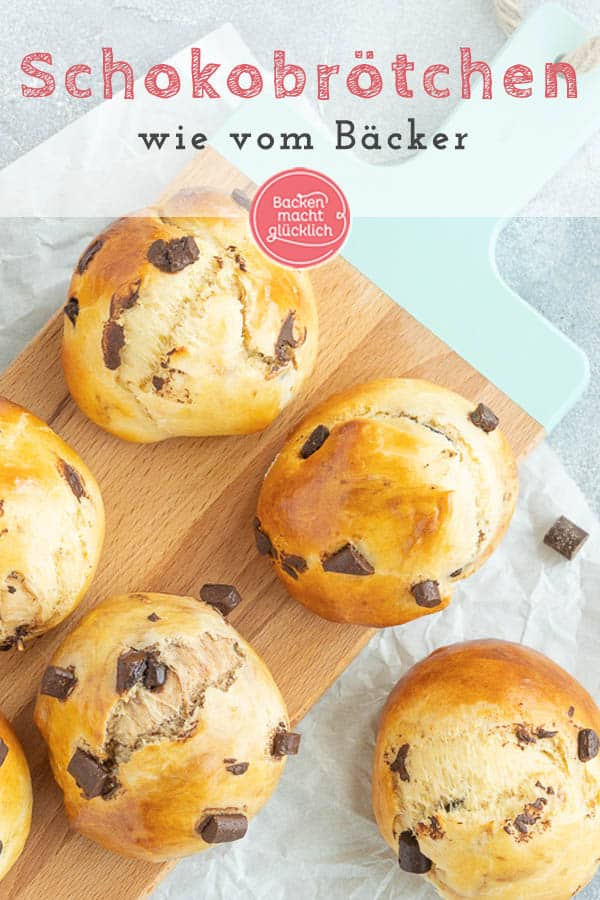 Echt genial: Die Milchbrötchen mit Schokodrops sind blitzschnell gebacken und kommen bei Klein und Groß super gut an. Der Teig für die Schokobrötchen mit Hefe muss nur 20 Minuten gehen und ist danach schon fertig zum Backen! #schokobrötchen #hefe #milchbrötchen #kinder #backenmachtglücklich
