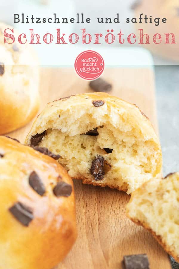 Echt genial: Die Milchbrötchen mit Schokodrops sind blitzschnell gebacken und kommen bei Klein und Groß super gut an. Der Teig für die Schokobrötchen mit Hefe muss nur 20 Minuten gehen und ist danach schon fertig zum Backen! #schokobrötchen #hefe #milchbrötchen #kinder #backenmachtglücklich