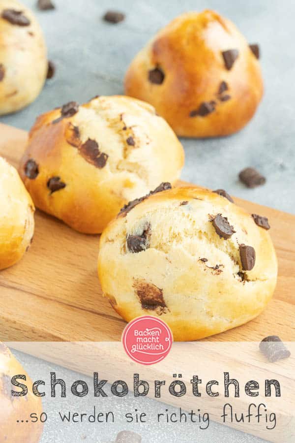 Echt genial: Die Milchbrötchen mit Schokodrops sind blitzschnell gebacken und kommen bei Klein und Groß super gut an. Der Teig für die Schokobrötchen mit Hefe muss nur 20 Minuten gehen und ist danach schon fertig zum Backen! #schokobrötchen #hefe #milchbrötchen #kinder #backenmachtglücklich