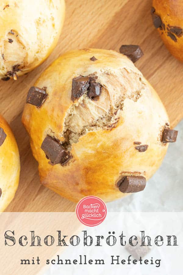 Echt genial: Die Milchbrötchen mit Schokodrops sind blitzschnell gebacken und kommen bei Klein und Groß super gut an. Der Teig für die Schokobrötchen mit Hefe muss nur 20 Minuten gehen und ist danach schon fertig zum Backen! #schokobrötchen #hefe #milchbrötchen #kinder #backenmachtglücklich