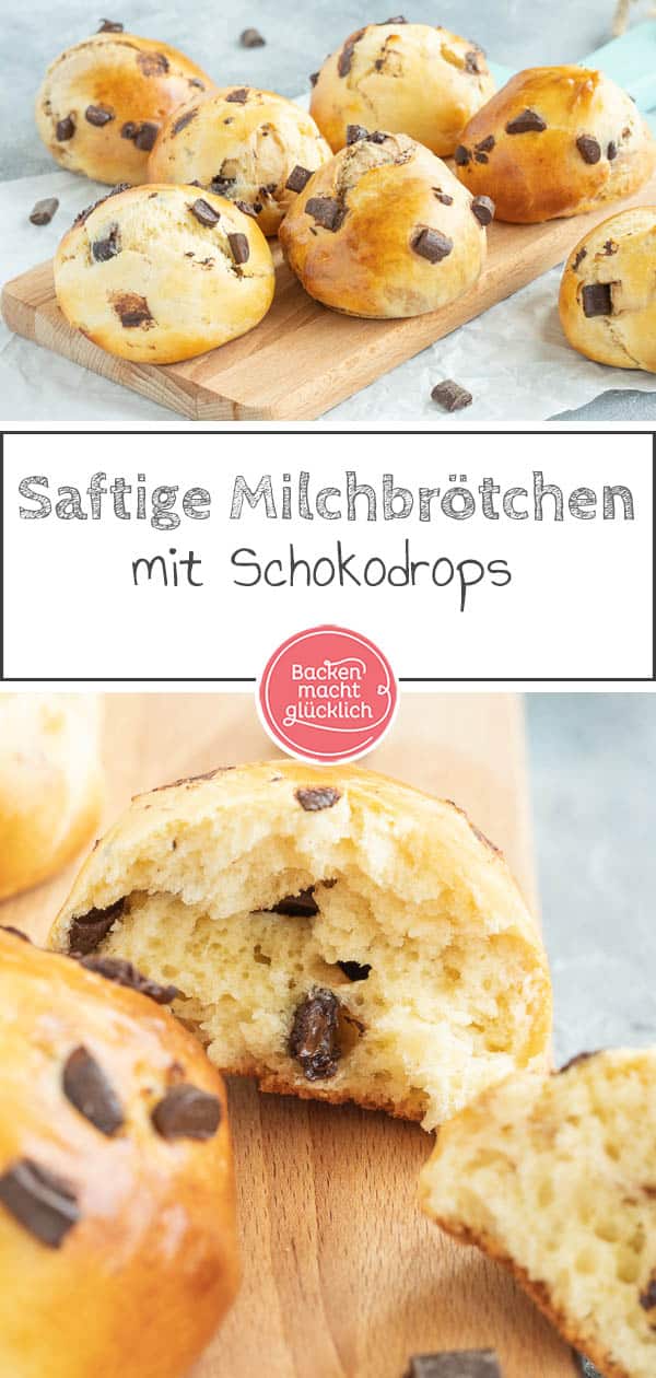 Echt genial: Die Milchbrötchen mit Schokodrops sind blitzschnell gebacken und kommen bei Klein und Groß super gut an. Der Teig für die Schokobrötchen mit Hefe muss nur 20 Minuten gehen und ist danach schon fertig zum Backen! #schokobrötchen #hefe #milchbrötchen #kinder #backenmachtglücklich