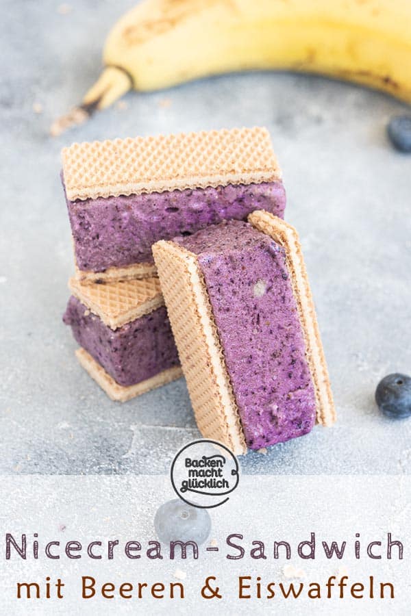 Waffel-Eis-Sandwiches selbermachen ist überhaupt nicht schwer. Mit diesem Nicecream Sandwich Rezept habt ihr im Nu einen erfrischenden, gesunden Sommersnack gemacht. #eis #rezept #nicecream #sommersnack #backenmachtglücklich
