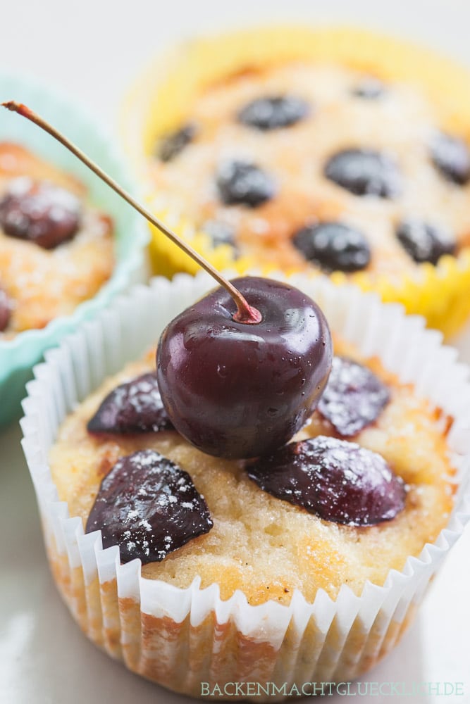 Das Rezept für gesunde Muffins ohne Zucker und Mehl ist nicht nur super lecker, sondern auch ganz einfach und schnell gemacht. Die Low Carb Muffins mit Mandeln und Kokosmehl kommen einfach immer gut an! #muffins #lowcarb #glutenfrei #zuckerfrei #backenmachtglücklich