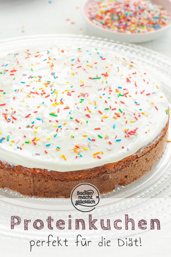 Mit dem kalorienarmen Vanillekuchen liegt ihr immer richtig! Der Fitnesskuchen hat weniger als 100 kcal pro Stück und passt perfekt in die Diät.