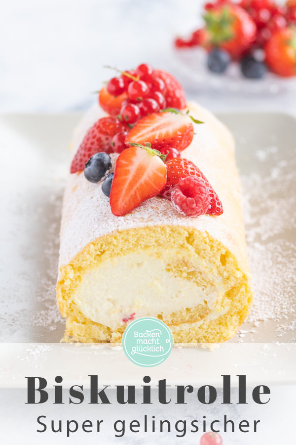 Diese leckere Biskuitrolle gelingt immer: Das beste Grundrezept für eine fluffige und cremige Biskuitroulade, die ihr nach Belieben mit Obst und anderen Zutaten füllen und dekorieren könnt.