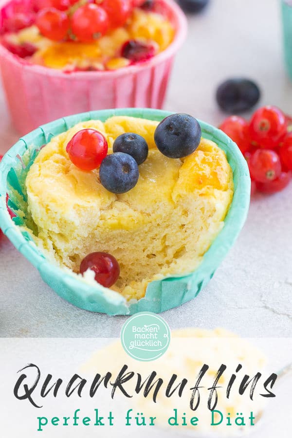 Diese gesünderen Käsekuchenmuffins haben weniger als 100 Kalorien pro Stück und sind je nach Zutaten sogar low carb und glutenfrei. Die kalorienarmen und fettarmen Quarkmuffins sind also perfekt für die Diät.