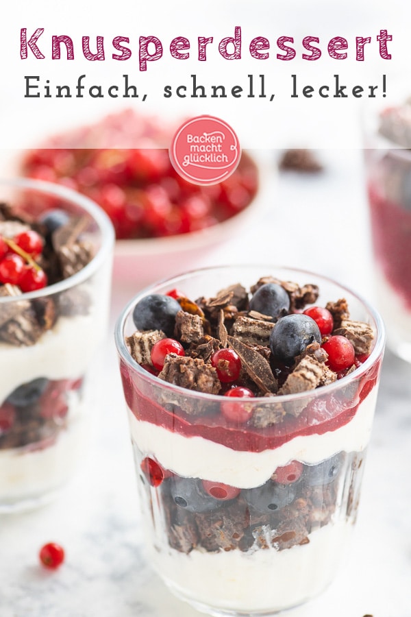 Einfaches, sommerliches Knusper-Dessert im Glas. Er ist fruchtig und schokoladig, cremig und crunchy zugleich: Dieser tolle einfache Sommer-Nachtisch macht richtig was her!