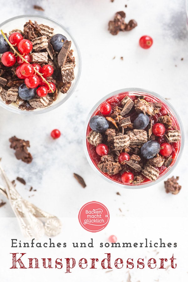 Einfaches, sommerliches Knusper-Dessert im Glas. Er ist fruchtig und schokoladig, cremig und crunchy zugleich: Dieser tolle einfache Sommer-Nachtisch macht richtig was her!