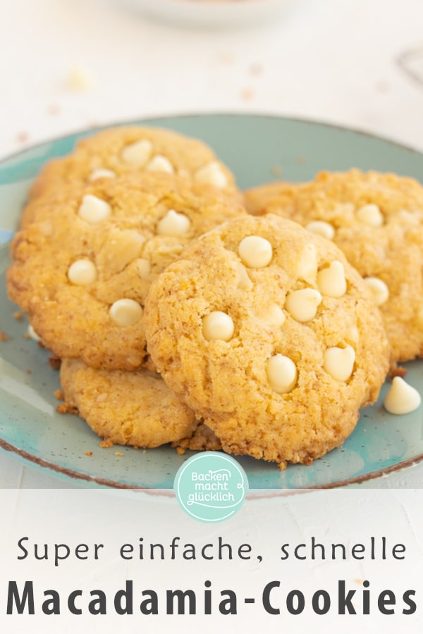 Amerikanische Kekse mit gesalzenen Macadamia-Kernen und weißen Schokodrops - die Macadamia-Cookies schmecken viel besser als im Coffee Shop und sind dezenter gesüßt.