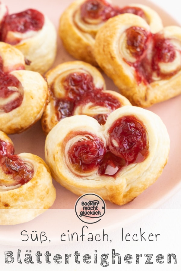 Einfaches Rezept für gefüllte Blätterteig-Marmelade-Herzen aus nur 2 Zutaten. Perfekt für Muttertag & Valentinstag.