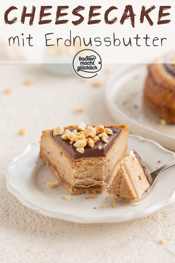 Dieser amerikanische Käsekuchen mit Peanutbutter, Knusperboden und Ganache schmeckt einfach umwerfend! Mit diesem Rezept gelingt euch der cremige Erdnussbutter-Cheesecake garantiert.