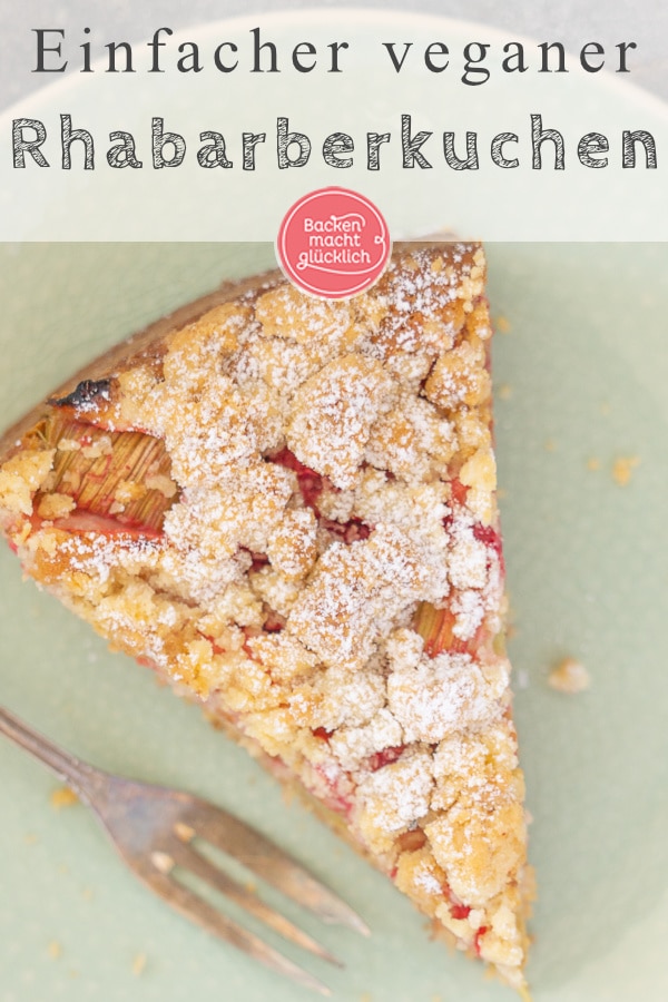 Ein himmlischer veganer Rhabarberkuchen mit Streuseln. Diesen saftigen Rührkuchen ohne Ei müsst ihr einfach testen!