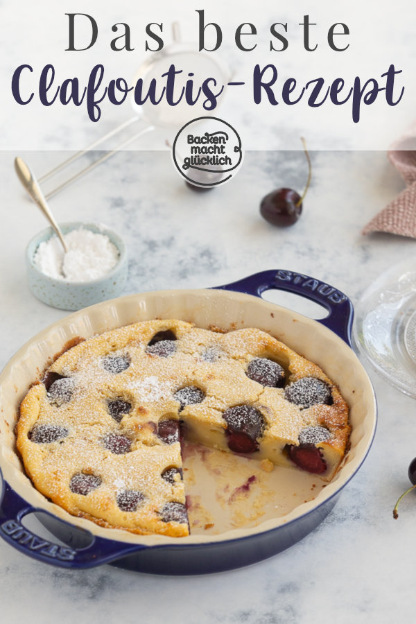 Original französischer Clafoutis mit Kirschen. Köstliche Süßspeise, die an eine Mischung aus Kuchen, Auflauf, & Pudding erinnert.