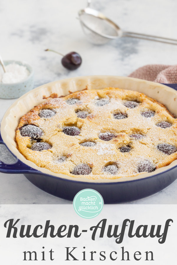 Original französischer Clafoutis mit Kirschen. Köstliche Süßspeise, die an eine Mischung aus Kuchen, Auflauf, & Pudding erinnert.