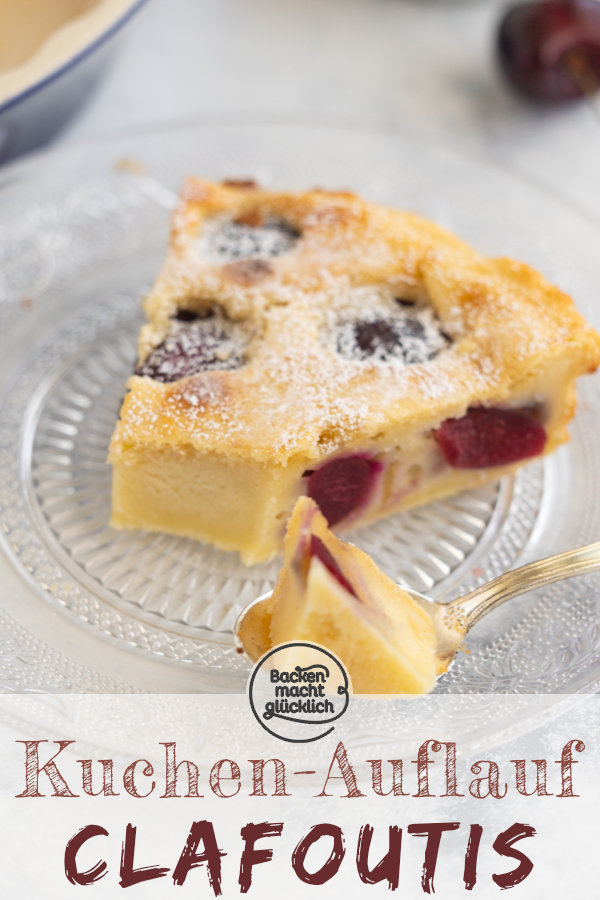 Original französischer Clafoutis mit Kirschen. Köstliche Süßspeise, die an eine Mischung aus Kuchen, Auflauf, & Pudding erinnert.