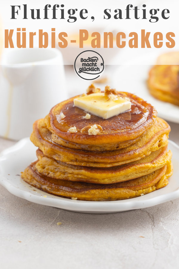 Die besten Kürbis Pancakes: fluffig, saftig, wattig, würzig. Diese Pancakes mit Kürbispüree schmecken der ganzen Familie ♥