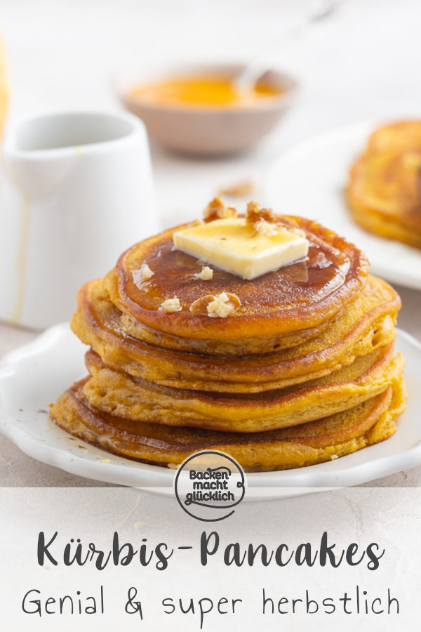 Die besten Kürbis Pancakes: fluffig, saftig, wattig, würzig. Diese Pancakes mit Kürbispüree schmecken der ganzen Familie ♥