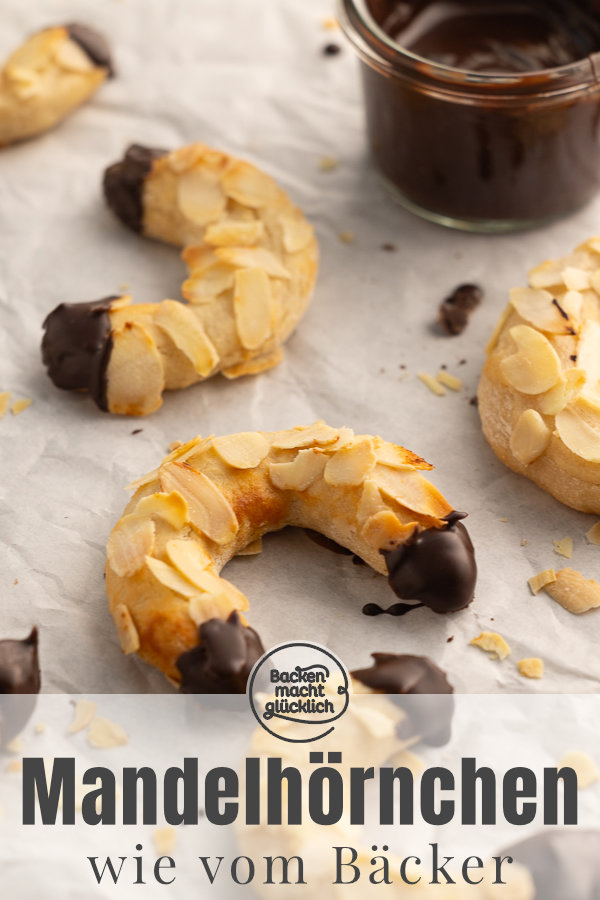 Saftige Mandelhörnchen wie vom Bäcker. Wer Marzipan mag, wird dieses einfache Rezept lieben ♥ Am besten gleich testen!