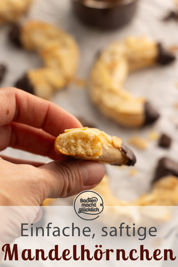 Saftige Mandelhörnchen wie vom Bäcker. Wer Marzipan mag, wird dieses einfache Rezept lieben ♥ Am besten gleich testen!