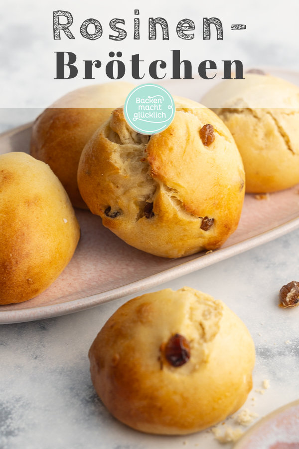 Super saftige Rosinenbrötchen wie vom Bäcker: Mit diesem schnellen Rezept könnt ihr sie künftig ganz einfach selber backen.