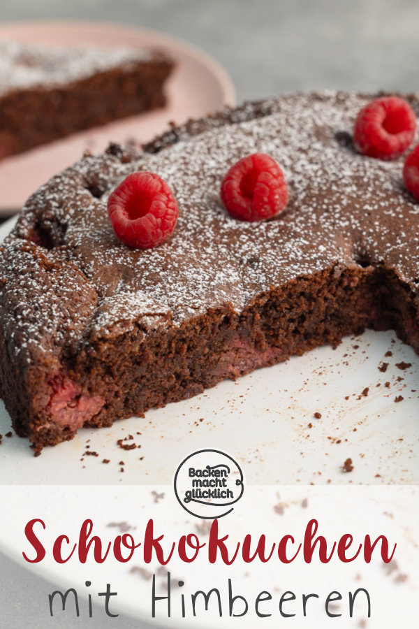 Saftiger Schokokuchen mit Himbeeren und R&uuml;hrteig: schnell und einfach. Diesen Himbeer-Schoko-Kuchen m&uuml;sst ihr testen.
