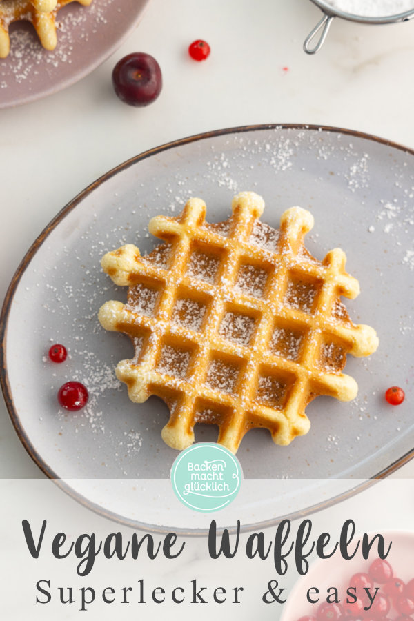 Tolles Grundrezept für vegane Waffeln ohne Ei, Butter und Milch. Einfach, schnell, saftig & knusprig. Gleich testen!
