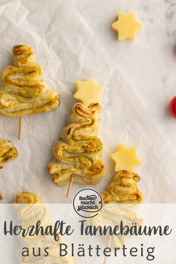 Herzhafte Tannenb&auml;ume mit Bl&auml;tterteig und Pesto sind ein tolles pikantes Fingerfood f&uuml;r Weihnachten.