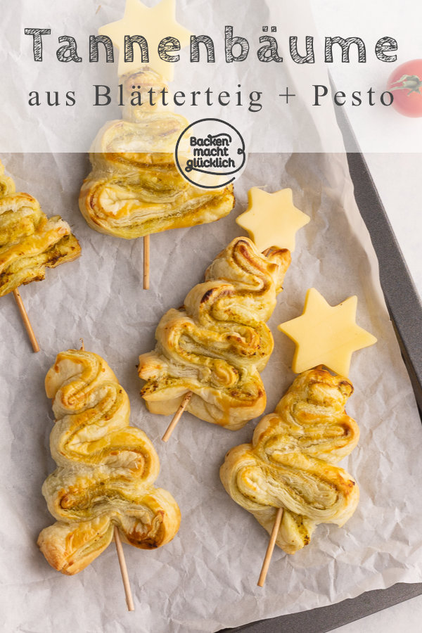 Herzhafte Tannenb&auml;ume mit Bl&auml;tterteig und Pesto sind ein tolles pikantes Fingerfood f&uuml;r Weihnachten.