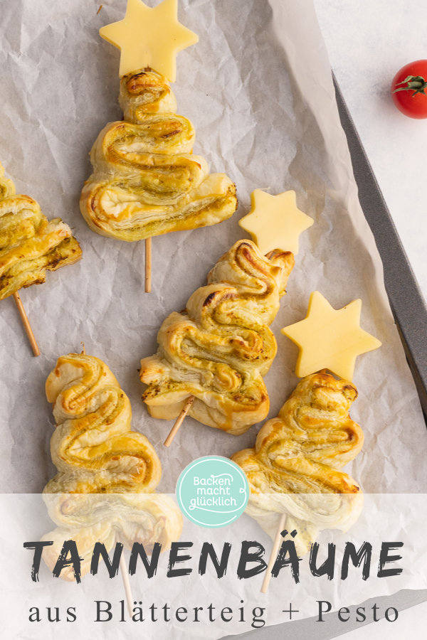 Herzhafte Tannenb&auml;ume mit Bl&auml;tterteig und Pesto sind ein tolles pikantes Fingerfood f&uuml;r Weihnachten.
