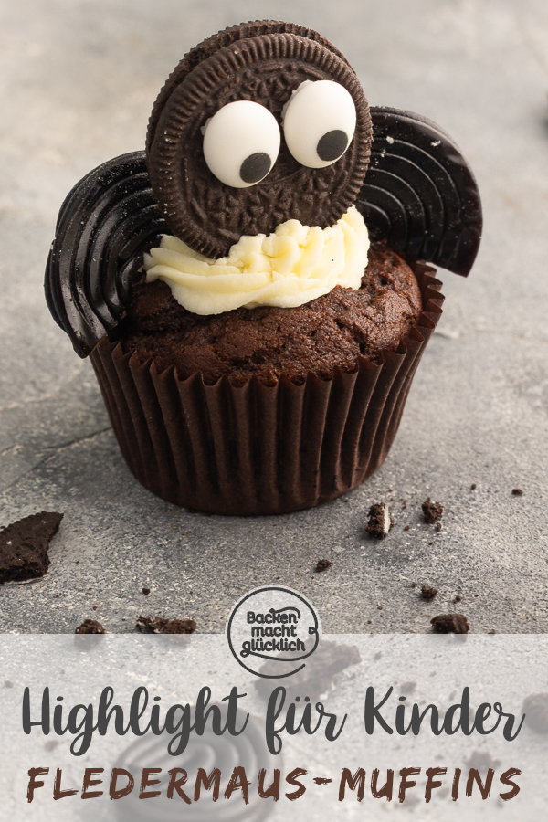 Witzige Cupcakes in Fledermaus-Optik aus saftige Schokoteig und Keks-Deko. Perfekt für Halloween‑Partys und zum Backen mit Kindern!