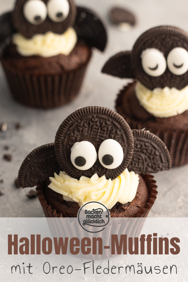 Witzige Cupcakes in Fledermaus-Optik aus saftige Schokoteig und Keks-Deko. Perfekt für Halloween‑Partys und zum Backen mit Kindern!