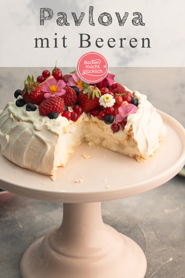Außen knusprig, innen samtig: Mit unserem Pavlova-Rezept inkl. vieler Tipps gelingt euch die Baisertorte mit Früchten garantiert!