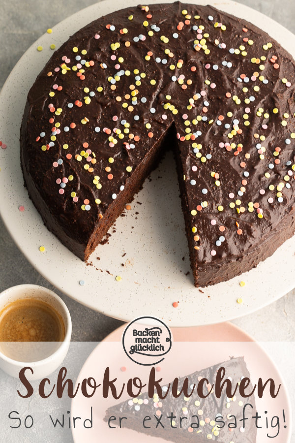 Einfaches Blitzrezept für extra saftigen Schokoladenkuchen mit Schmand: Kommt garantiert gut an! Perfekt für Feiern und Feste