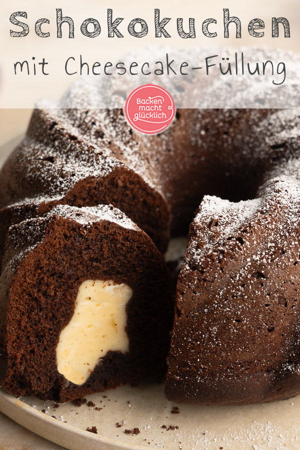 Einfacher saftiger Schokokuchen mit Käsekuchen-Füllung: Himmlisch lecker & mit tollem Überraschungseffekt beim Anschneiden!