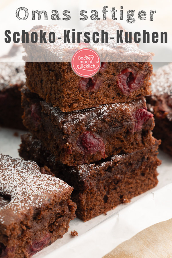 Dieser saftige Schoko-Kirschkuchen vom Blech vereint leicht herbe Zartbitterschokolade und fruchtig süße Kirschen. Der Schokoladenkuchen mit Kirschen ist ein echtes Geschmackserlebnis und ein toller Snack für den Sommer. #schoko #schokoladenkuchen #kuchen #kirschen #kirschkuchen #schokolade #backenmachtglücklich