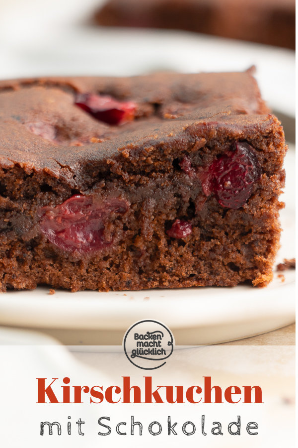 Dieser saftige Schoko-Kirschkuchen vom Blech vereint leicht herbe Zartbitterschokolade und fruchtig süße Kirschen. Der Schokoladenkuchen mit Kirschen ist ein echtes Geschmackserlebnis und ein toller Snack für den Sommer. #schoko #schokoladenkuchen #kuchen #kirschen #kirschkuchen #schokolade #backenmachtglücklich